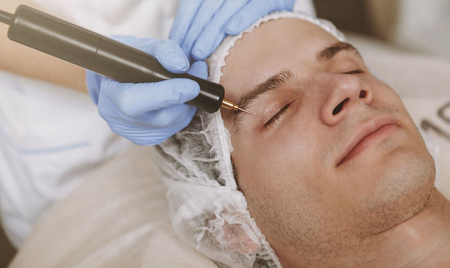 homem realizando procedimento estético facial