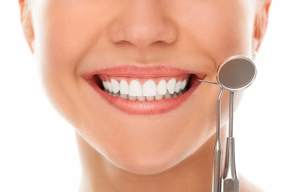 foto de um sorriso bonito com acessórios de uso do dentista