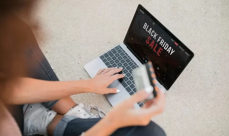 mulher querendo comprar algo na black friday na odontologia em um laptop