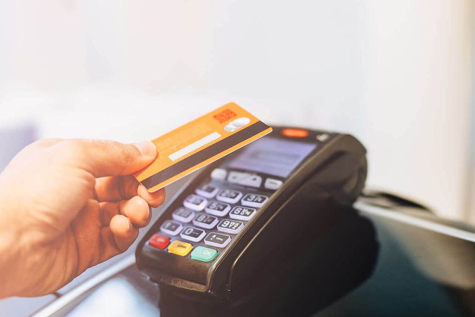 cliente pagando com cartão em um terminal eletrônico de pagamento