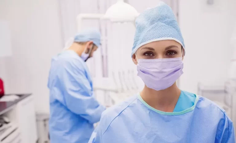 dentista mulher utilizando equipamentos de proteção individual