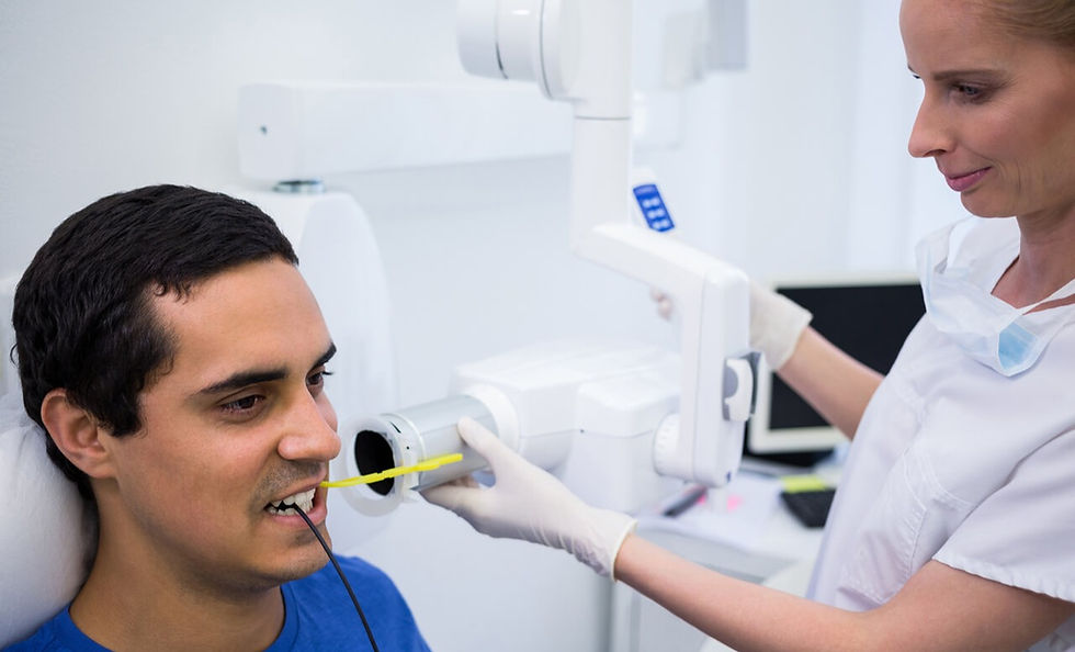 dentista realizando um raio-x do dente de paciente