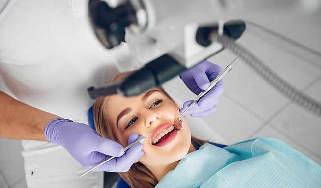 garota sentada no consultório do ortodontista em uma avaliação