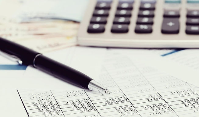 Calculadora e documentos de um planejamento tributário