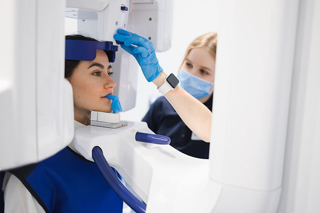 especialista em radiologia odontológica realizando exame no paciente