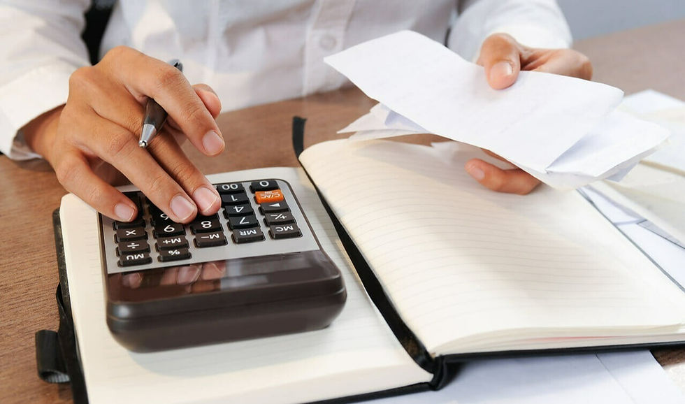 Close up de pessoa calculando notas fiscais na calculadora