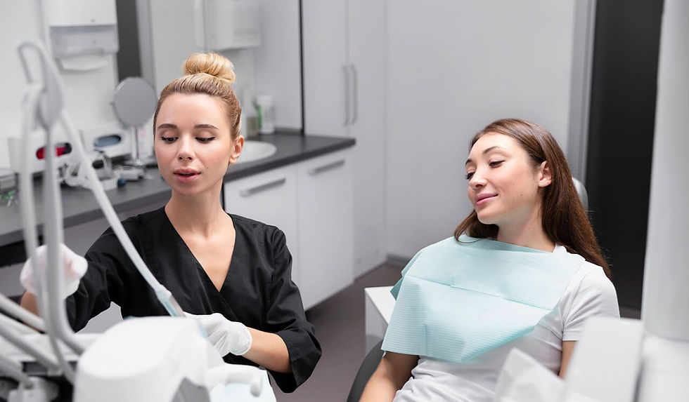 dentista atendendo sua paciente de retorno no consultório