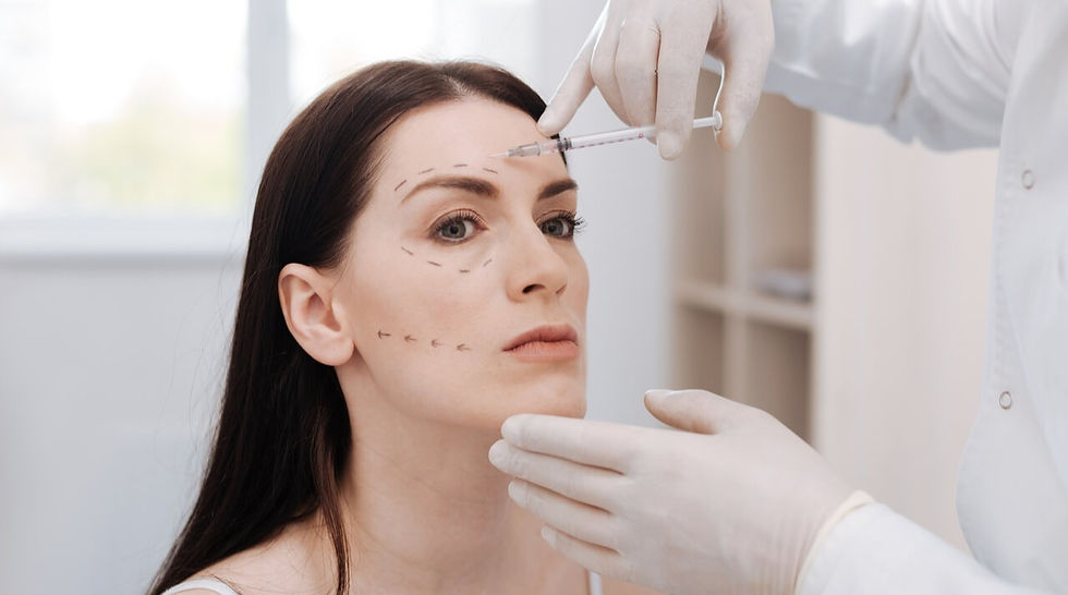 harmonização facial, profissional aplicando um injetável no rosto da paciente