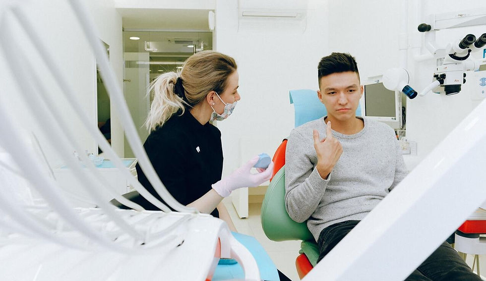 reativação de pacientes na odontologia, paciente explicando seu problema para a dentista