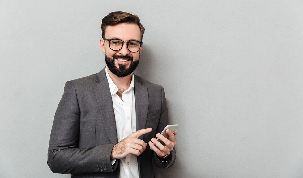 Homem sorridente na camisa branca, digitando a mensagem de texto ou rolagem de feed na rede social