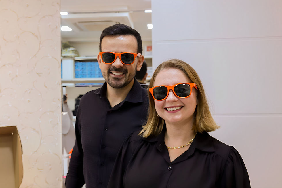 Migração Digital. Foto da Dra. Bruna Doliveira e de seu marido Jeferson com os óculos laranjas da Clinicorp.