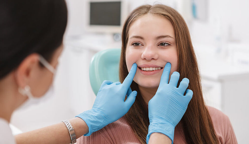 dentista avaliando o sorriso de uma paciente feminina