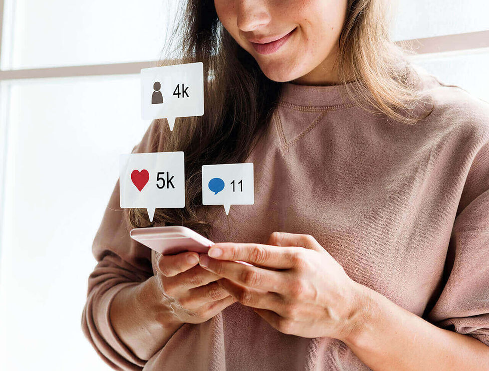 mulher usando um smartphone e redes sociais para interagir