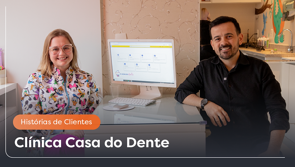 Migração digital. Foto frontal da doutora Bruna Doliveira e seu marido Jeferson na sua clínica odontológica e o sistema Clinicorp aberto na tela ao centro.