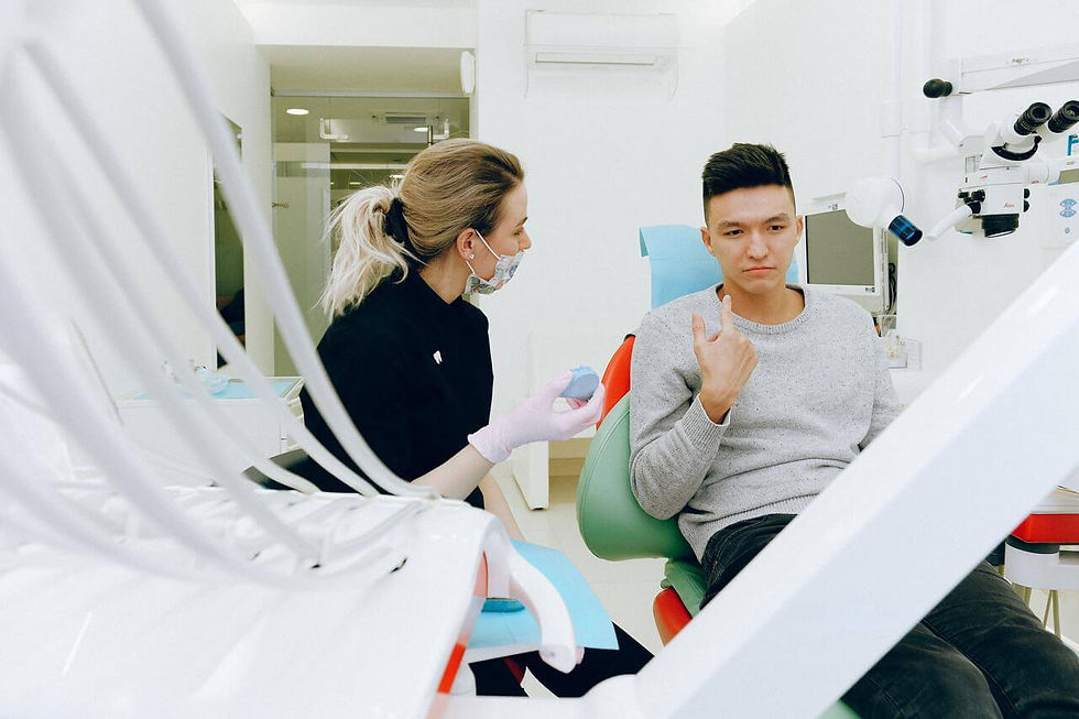 dentista realizando diagnostico paciente