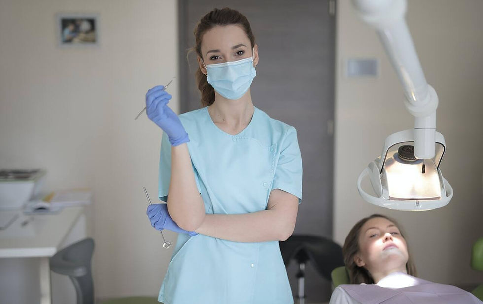 profissional de odontologia feliz sorrindo ao lado de paciente