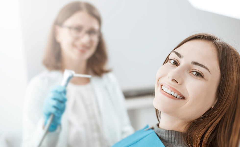 retenção de pacientes na odontologia, dentista realizando procedimento em uma paciente satisfeita com o atendimento