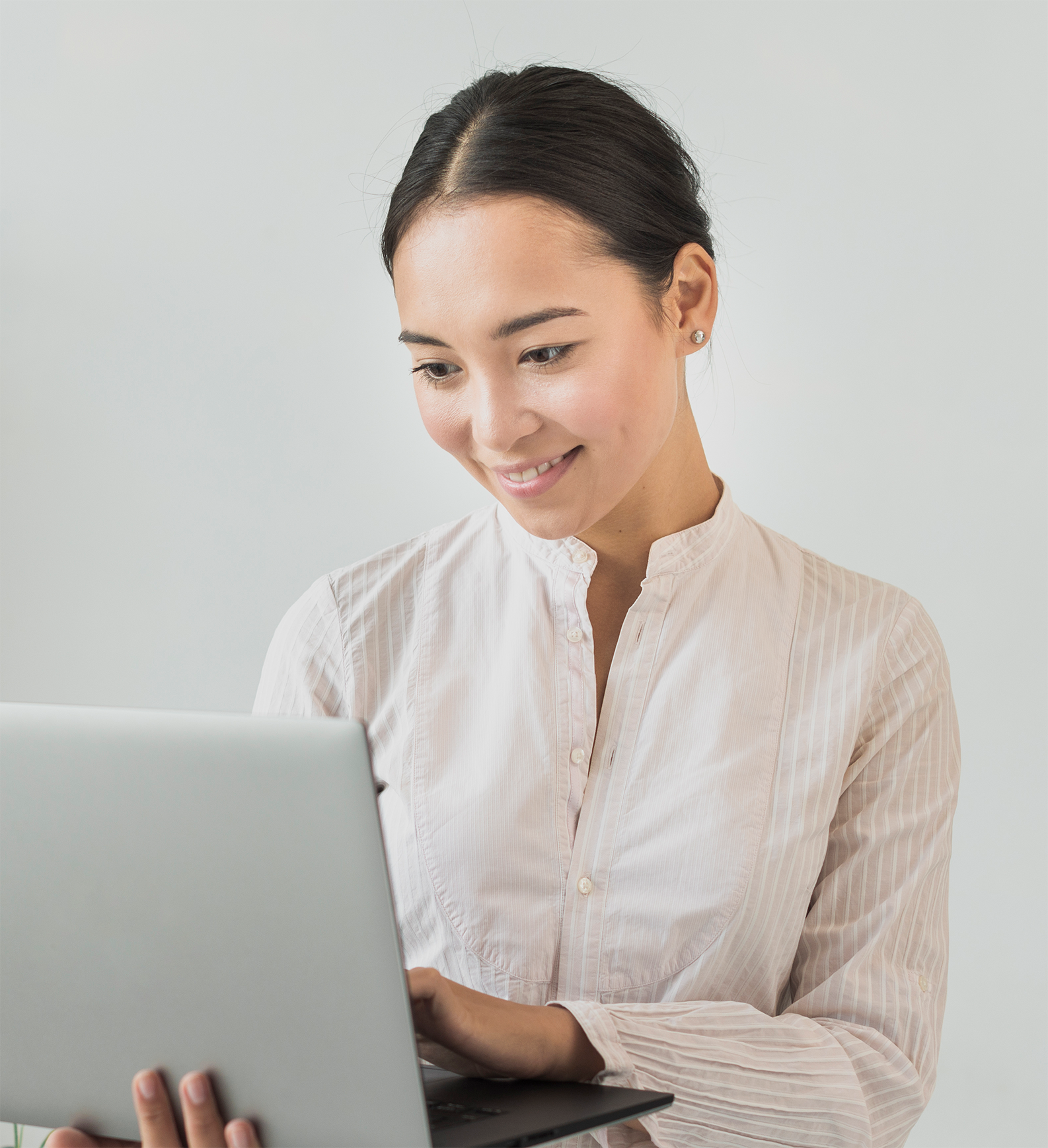 Melhor software odontológico e de estética. Dentista mexendo no seu notebook.