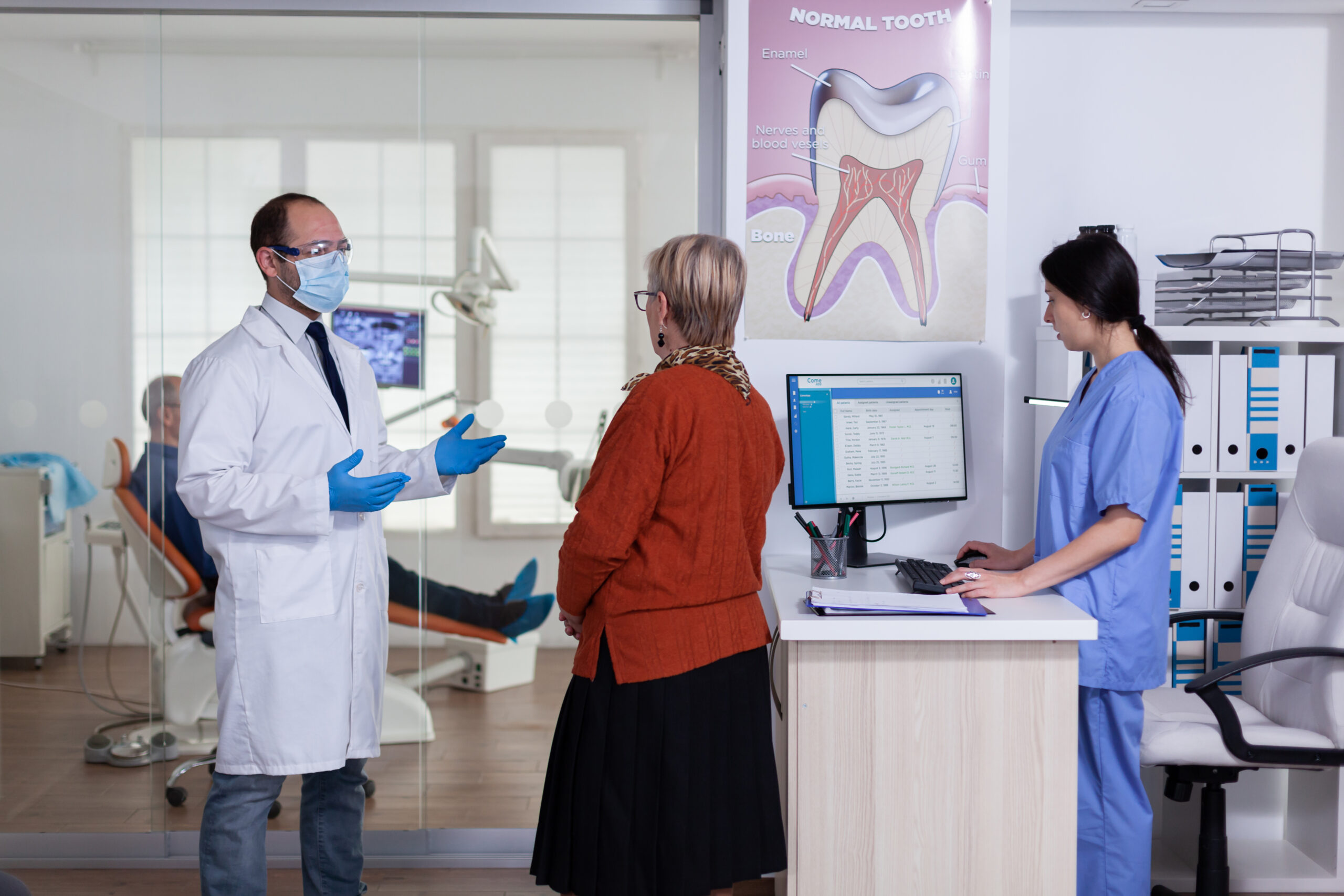 Escaneamento digital odontológico com scanner intraoral capturando imagens 3D detalhadas da boca de um paciente em um consultório odontológico moderno.